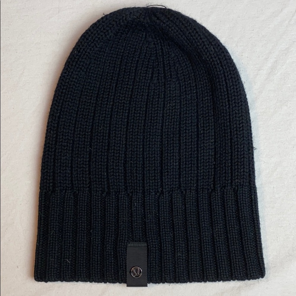 Black lululemon beanie